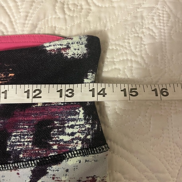 Lululemon Abstract Print Crop Leggings, size 8 - Picture 7 of 7